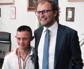 Salvò bimba in mare, Lotti premia il 17enne Valerio: Straordinario Salvò bimba in mare, Lotti premia il 17enne Valerio: Straordinario