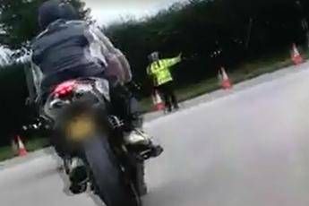 Motociclista impenna e muore, polizia diffonde video Motociclista impenna e muore, polizia diffonde video