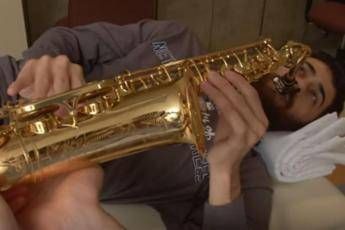 Tumori, suona il sax mentre lo operano al cervello Tumori, suona il sax mentre lo operano al cervello
