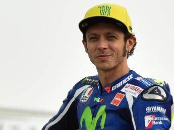 Valentino Rossi cade, sospette fratture Valentino Rossi cade, sospette fratture