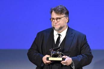 Leone d'Oro a Del Toro, l'Italia vince con Rampling e Nicchiarelli Leone d'Oro a Del Toro, l'Italia vince con Rampling e Nicchiarelli