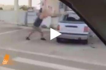 Fa a pezzi l'auto dell'amica, l'ira del fidanzato di Noemi in un video Fa a pezzi l'auto dell'amica, l'ira del fidanzato di Noemi in un video