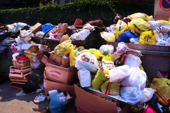 Mancata raccolta rifiuti negozi, indagato presidente Roma Multiservizi