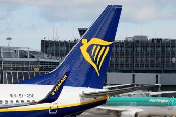 Follia su volo Ryanair, passeggero salta giù dall'ala Follia su volo Ryanair, passeggero salta giù dall'ala