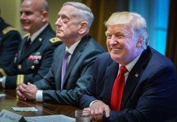 La quiete prima della tempesta, la battuta di Trump ai militari La quiete prima della tempesta, la battuta di Trump ai militari