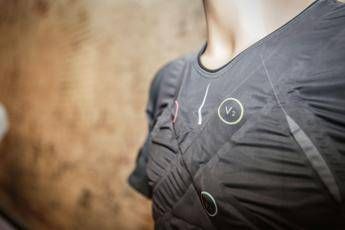 Il check-up si indossa, una t-shirt controlla cuore e respiro Il check-up si indossa, una t-shirt controlla cuore e respiro