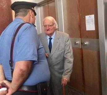 Contrada reintegrato in Polizia: annullata destituzione dell'ex 007 Contrada reintegrato in Polizia: annullata destituzione dell'ex 007