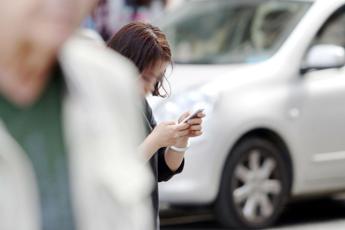 Smartphone 'vietato' mentre si cammina, stretta in Giappone