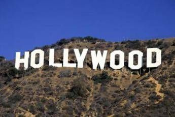 Incendio a Hollywood, evacuati i Warner Bros Studios Incendio a Hollywood, evacuati i Warner Bros Studios