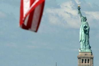 Usa, stravolge la poesia sulla Statua della Libertà per difendere stretta sui migranti Usa, stravolge la poesia sulla Statua della Libertà per difendere stretta sui migranti