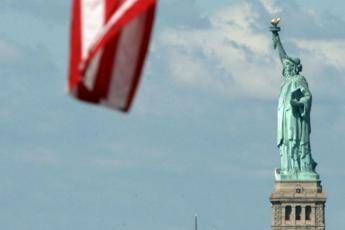 Coronavirus, a New York chiude la Statua della Libertà