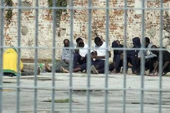 Tentanto fuga dal centro accoglienza, un agente ferito