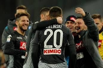 Napoli piega il Milan e resta in vetta Napoli piega il Milan e resta in vetta