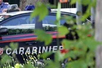 Uccide i due figlioletti e tenta il suicidio Uccide i due figlioletti e tenta il suicidio