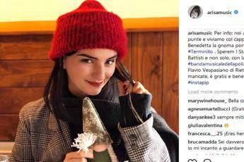 Arisa dai capelli lunghi, il look fa impazzire i fan Arisa dai capelli lunghi, il look fa impazzire i fan
