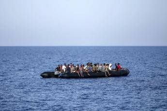 Affonda gommone con 20 migranti a bordo Affonda gommone con 20 migranti a bordo