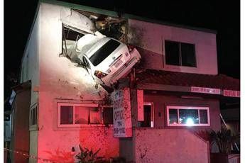 Prende il guardrail con l'auto e si schianta al secondo piano Prende il guardrail con l'auto e si schianta al secondo piano