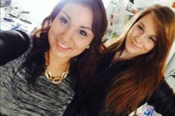 Si fa selfie con l'amica e poi la strangola Si fa selfie con l'amica e poi la strangola