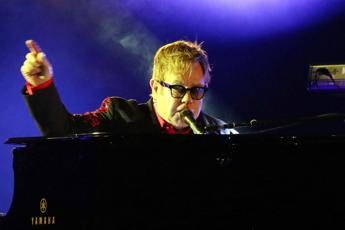 Elton John interrompe il concerto: Ho la polmonite
