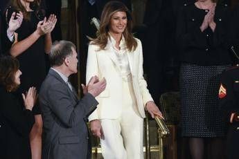Bianco Melania, il tailleur delle polemiche Bianco Melania, il tailleur delle polemiche