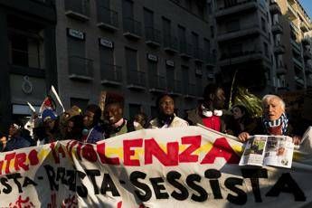 Milano, migliaia di persone al corteo antirazzista Milano, migliaia di persone al corteo antirazzista