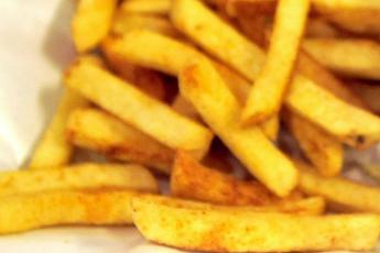 Mangia per anni solo patatine fritte, 'cieco' a 17 anni