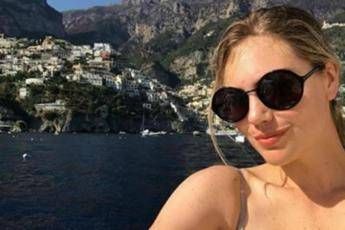 In posa su scoglio, modella travolta da onda In posa su scoglio, modella travolta da onda