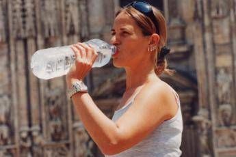 Il business dell'acqua in bottiglia Il business dell'acqua in bottiglia