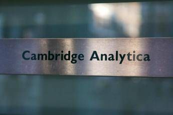 Chiude Cambridge Analytica Chiude Cambridge Analytica