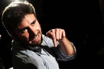 Di Battista si infila il gilet giallo Di Battista si infila il gilet giallo