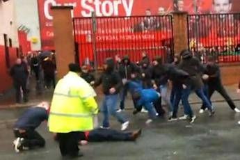 Furia ultrà a Liverpool, il video degli scontri Furia ultrà a Liverpool, il video degli scontri