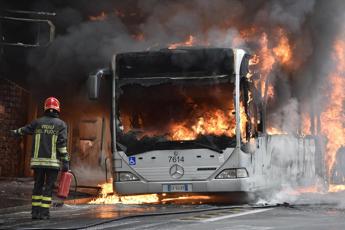 Roma, bus in fiamme sul Gra