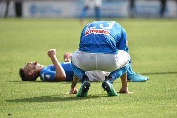 Manichini con la maglia del Napoli impiccati su cavalcavia Manichini con la maglia del Napoli impiccati su cavalcavia