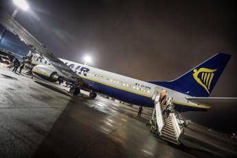 Paura sul volo Ryanair con l'ala squarciata: Paura sul volo Ryanair con l'ala squarciata: