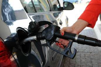 Coronavirus, Altroconsumo: Giù il petrolio ma alla pompa solo lievi cali per benzina Coronavirus, Altroconsumo: Giù il petrolio ma alla pompa solo lievi cali per benzina