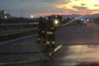 Furgone in fiamme sull'A19 Furgone in fiamme sull'A19