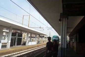 Monza, aggredito in treno dopo un rimprovero: tre arresti Monza, aggredito in treno dopo un rimprovero: tre arresti