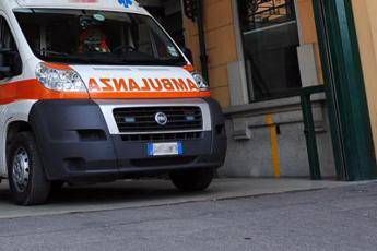 Getta a terra figlia neonata e la uccide Getta a terra figlia neonata e la uccide