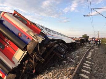 Treno deragliato in Turchia, 24 morti Treno deragliato in Turchia, 24 morti