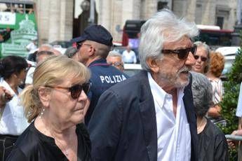 Ultimo saluto a Carlo Vanzina, folla ai funerali Ultimo saluto a Carlo Vanzina, folla ai funerali
