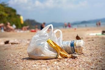 Spiaggia pulita? Solo se ci sono meno di 20 rifiuti ogni 100 mt Spiaggia pulita? Solo se ci sono meno di 20 rifiuti ogni 100 mt