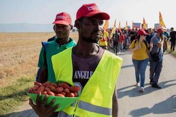 Strage braccianti, la marcia dei berretti rossi Strage braccianti, la marcia dei berretti rossi
