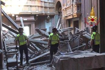 Paura a Roma, crolla tetto di chiesa in centro Paura a Roma, crolla tetto di chiesa in centro