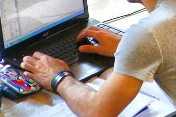 hacker_studente_pc_computer_tagliato_fg.