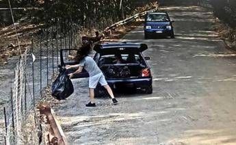 Getta i rifiuti per strada e il sindaco lo mette alla gogna su Fb Getta i rifiuti per strada e il sindaco lo mette alla gogna su Fb