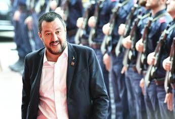 Salvini: Io ministro e sbirro Salvini: Io ministro e sbirro