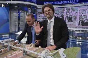 Toninelli sorridente da Vespa, è bufera Toninelli sorridente da Vespa, è bufera