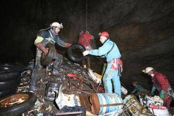Via le discariche abusive dalle grotte, torna 'Puliamo il buio' Via le discariche abusive dalle grotte, torna 'Puliamo il buio'