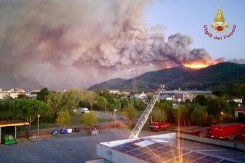 Il Monte Serra brucia ancora Il Monte Serra brucia ancora