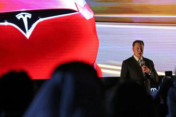 Elon Musk viola il lockdown e riapre stabilimento Tesla